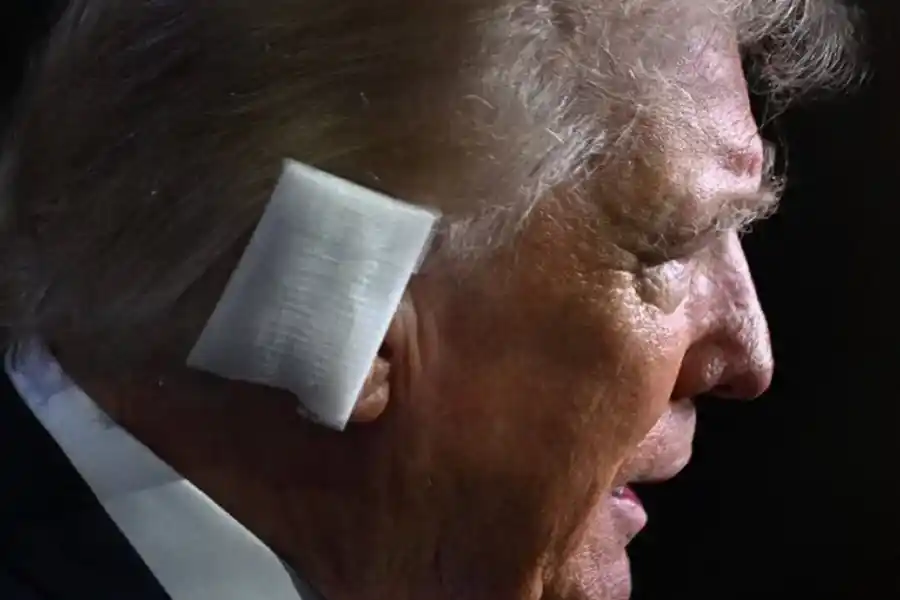 Con una venda en la oreja, Donald Trump dio su primer discurso público tras el atentado