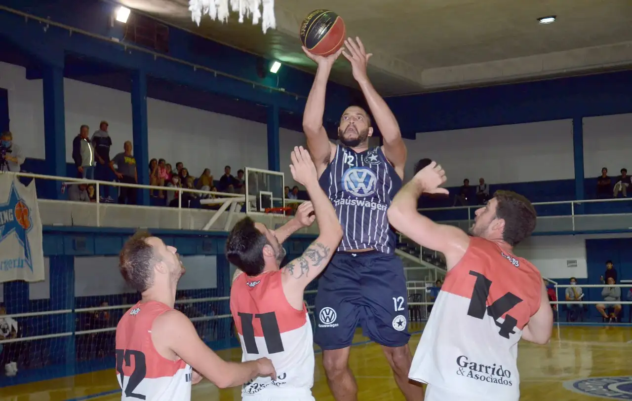 Delgado se eleva entre San Martín, Andrizzi y Arca. (Foto gentileza Diario El Popular).
