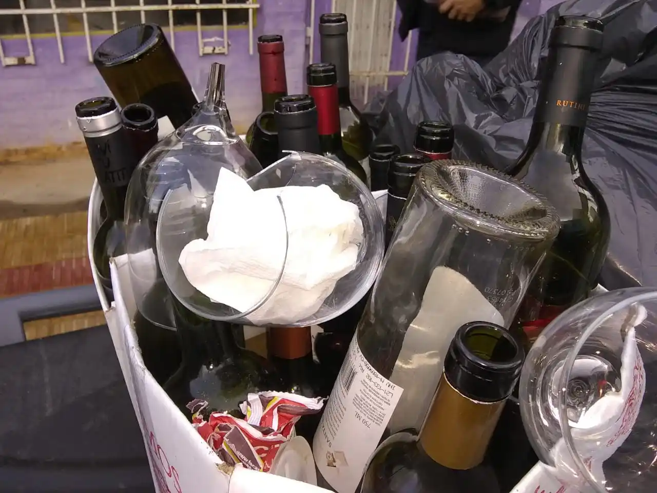 Denuncian a un local gastronómico que arrojó a la basura copas rotas sin ninguna envoltura