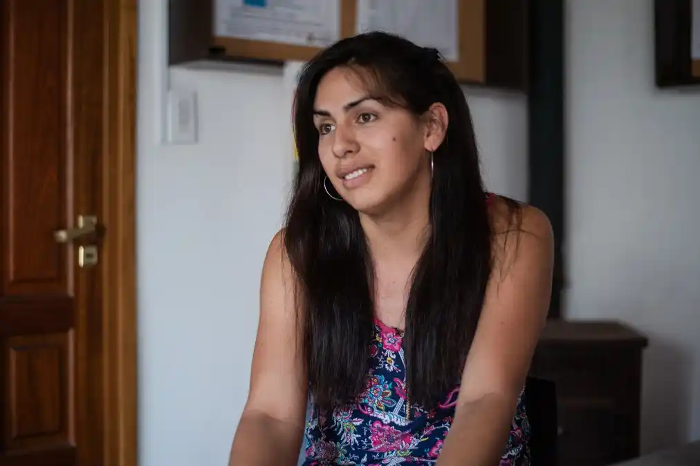 Victoria es jugadora de vóley y se siete feliz de poder trabajar en la Dirección de Deportes  