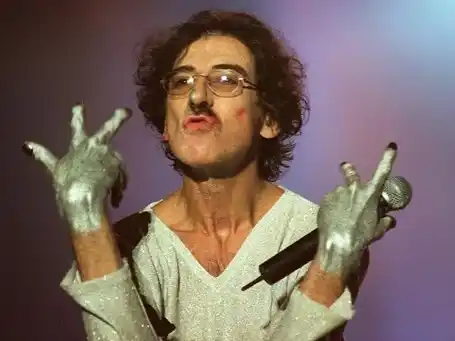 Este tributo no solo tiene la misión de hacer vibrar las cuerdas de la nostalgia, sino de transmitir, a las nuevas generaciones.