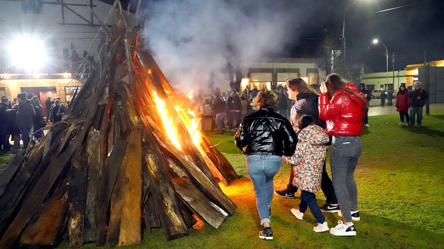 Tradicional. Es la Hoguera de San Juan