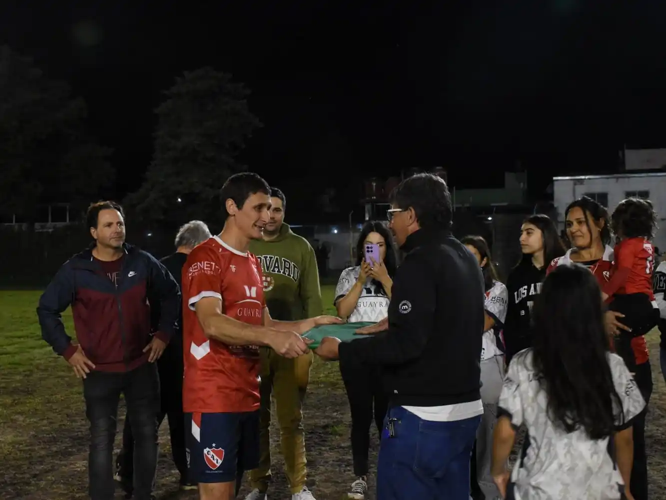 En la previa del partido, Keller recibió un reconocimiento de parte de la dirigencia de Independiente.