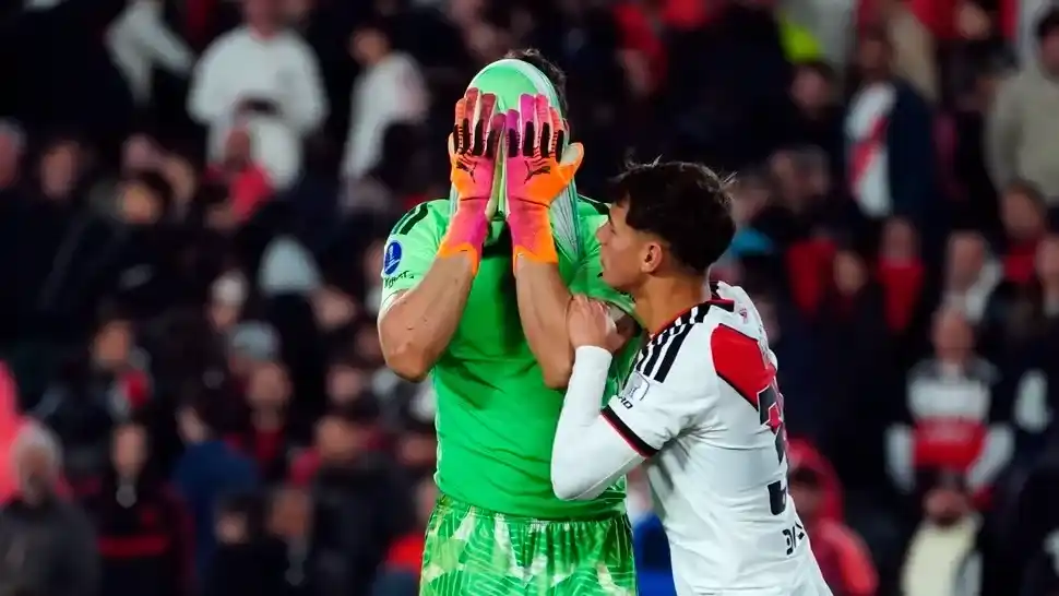 River se quedó afuera: cayó por penales ante Santa Fe en el Monumental