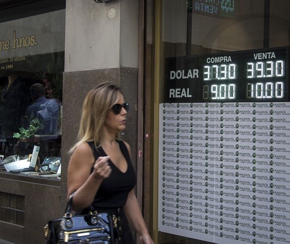 El dólar frenó su racha alcista y cerró a $39.58