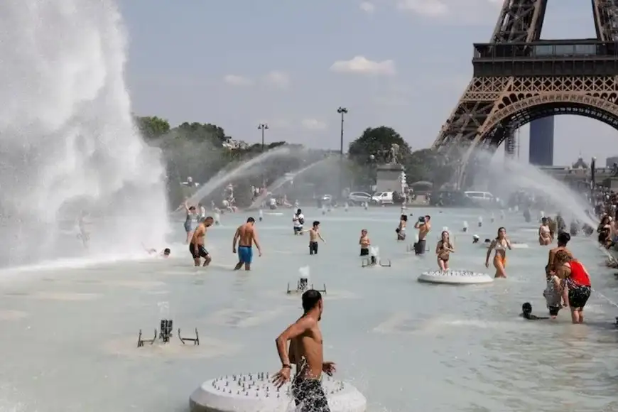 La gente que busca refrescarse