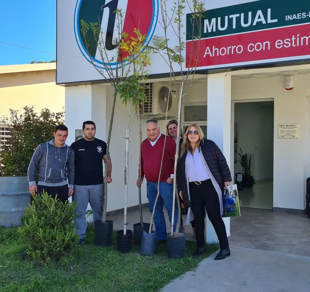 Entrega de árboles al Club Sportivo General Racedo