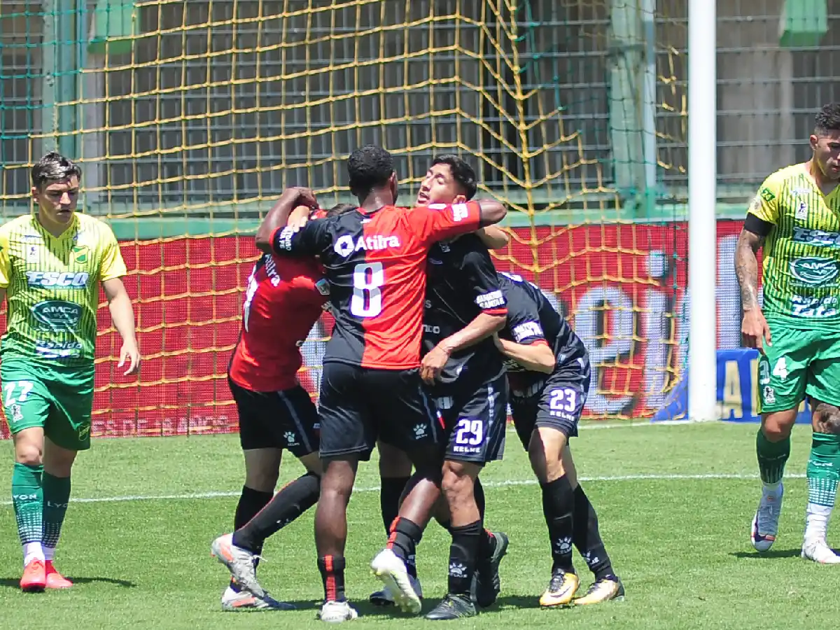 Colón sorprendió y goleó a Defensa