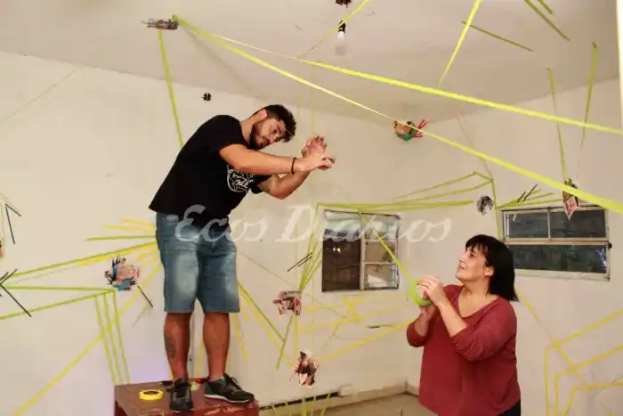 La intervención del espacio con colores, líneas y collages