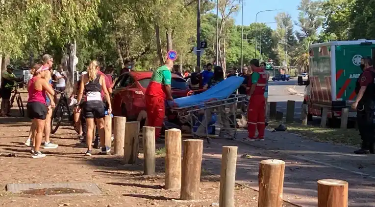 Un conductor atropelló ciclistas y mató a una mujer