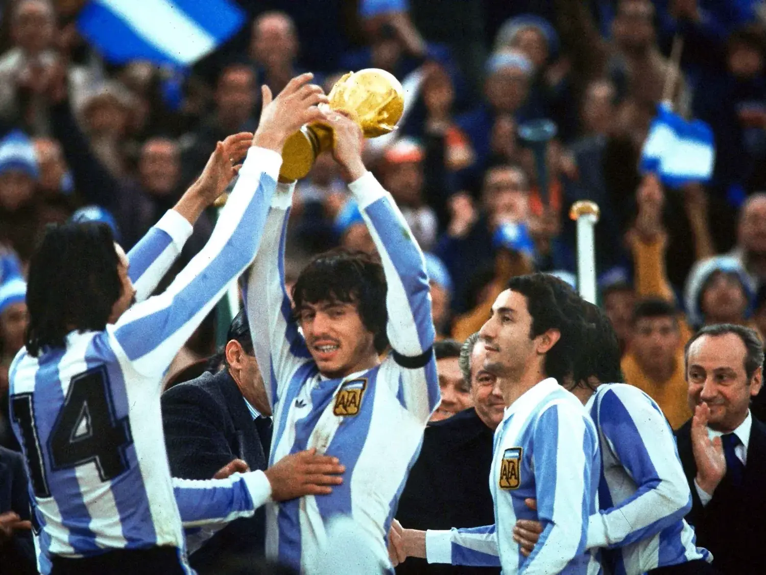 Primera Copa del Mundo para Argentina lograda en 1978, en el marco de mucha polémica por el contexto político del país.
