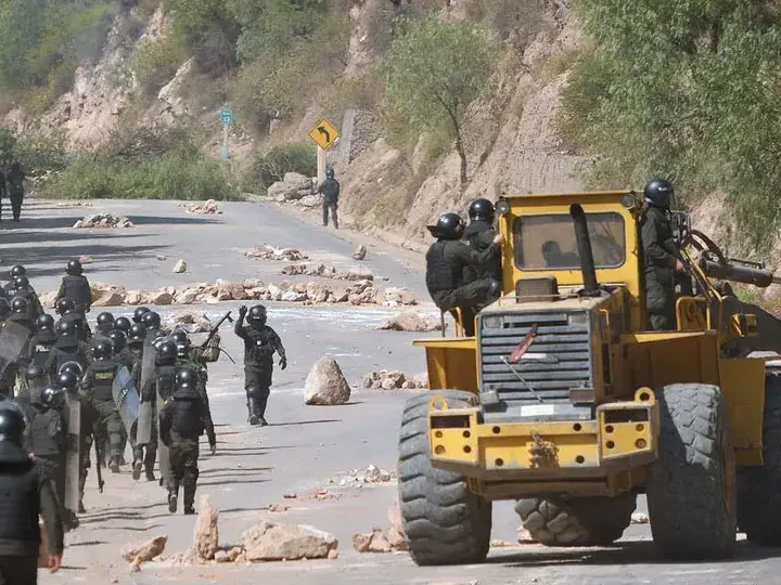 Bolivia intenta salir de la crisis: liberan caminos y llegan camiones con combustible