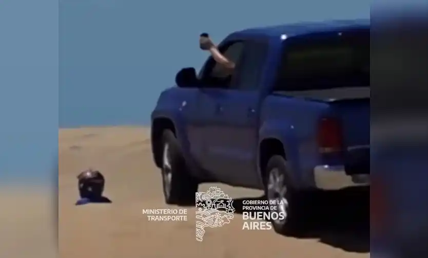 El hombre filmaba con su celular a su hijo y esposa mientras manejaba.