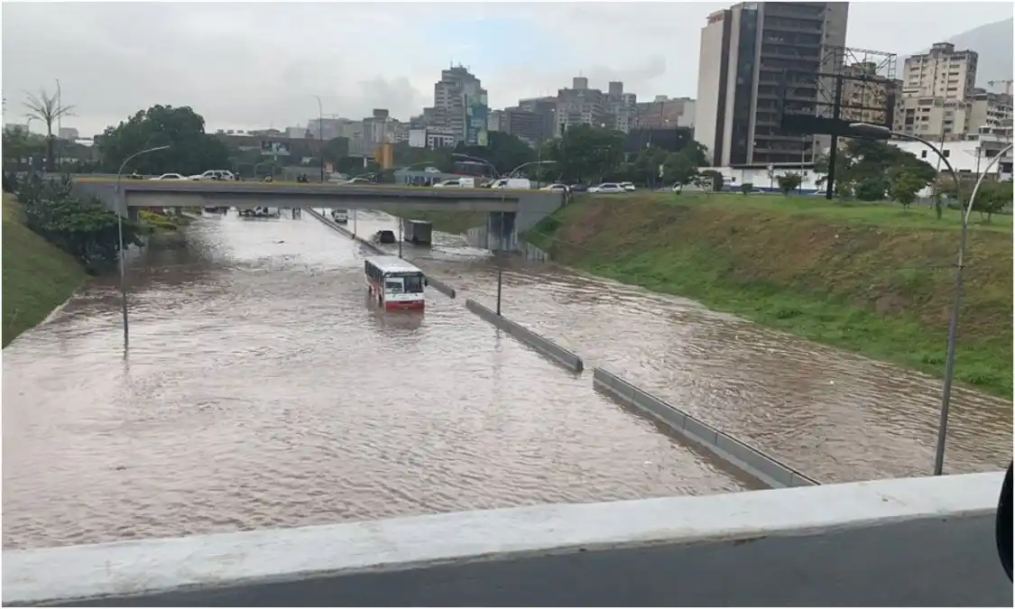 AGUACERO en Caracas: calles inundadas y árboles caídos (+Videos)