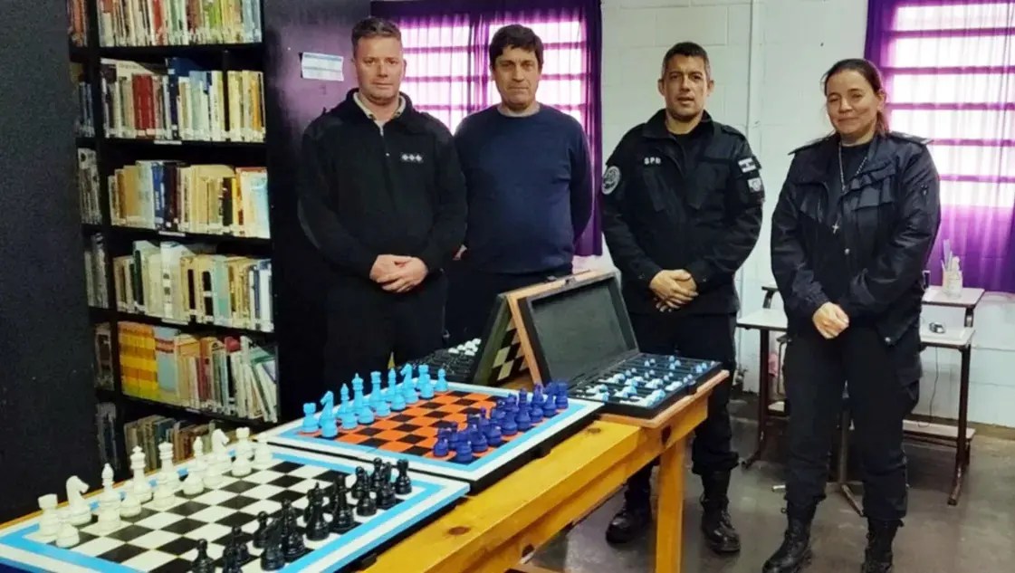 En la cárcel bonaerense de Saavedra fabrican juegos de ajedrez para instituciones educativas