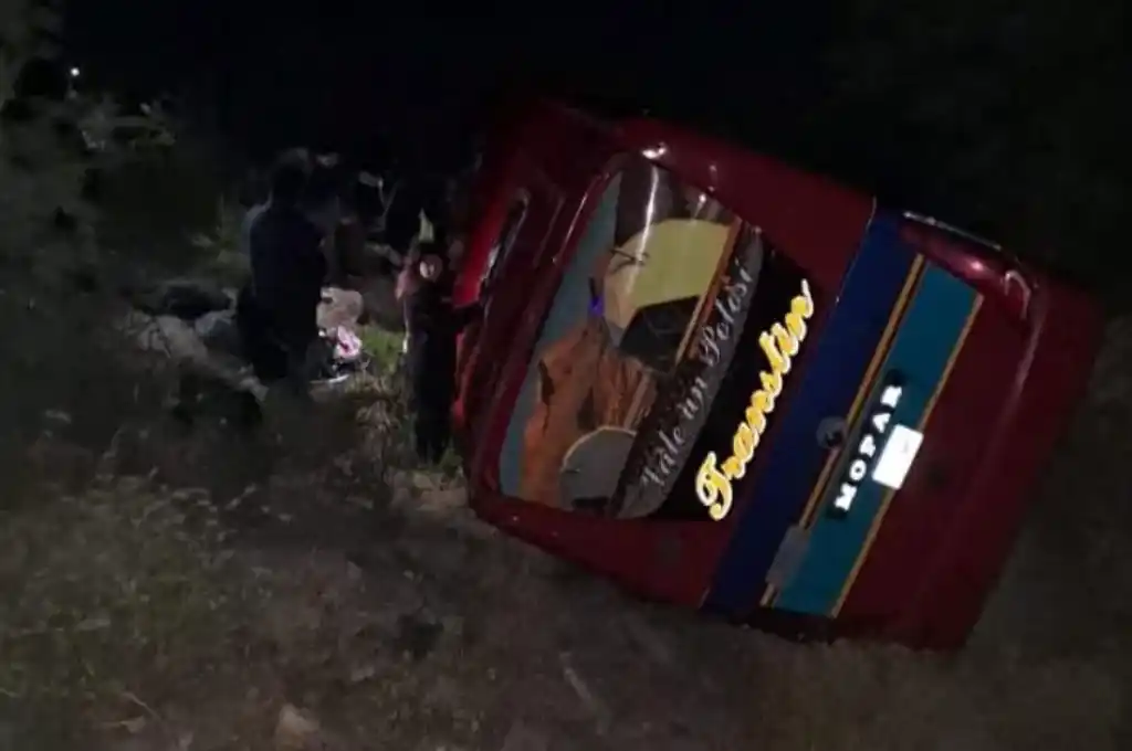 Los equipos de rescate encontraron pasajeros atrapados dentro del autobús