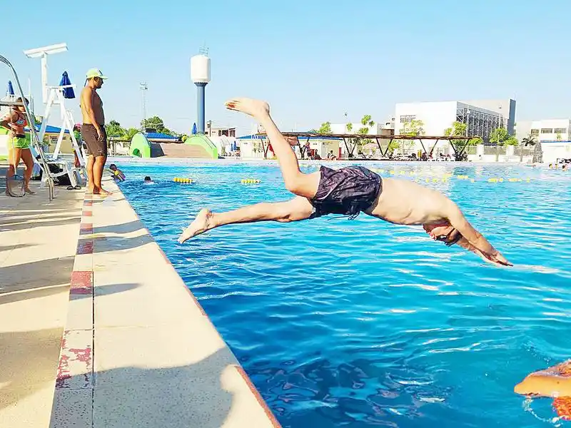 Continúan las clases de natación
gratuitas en el parque acuático