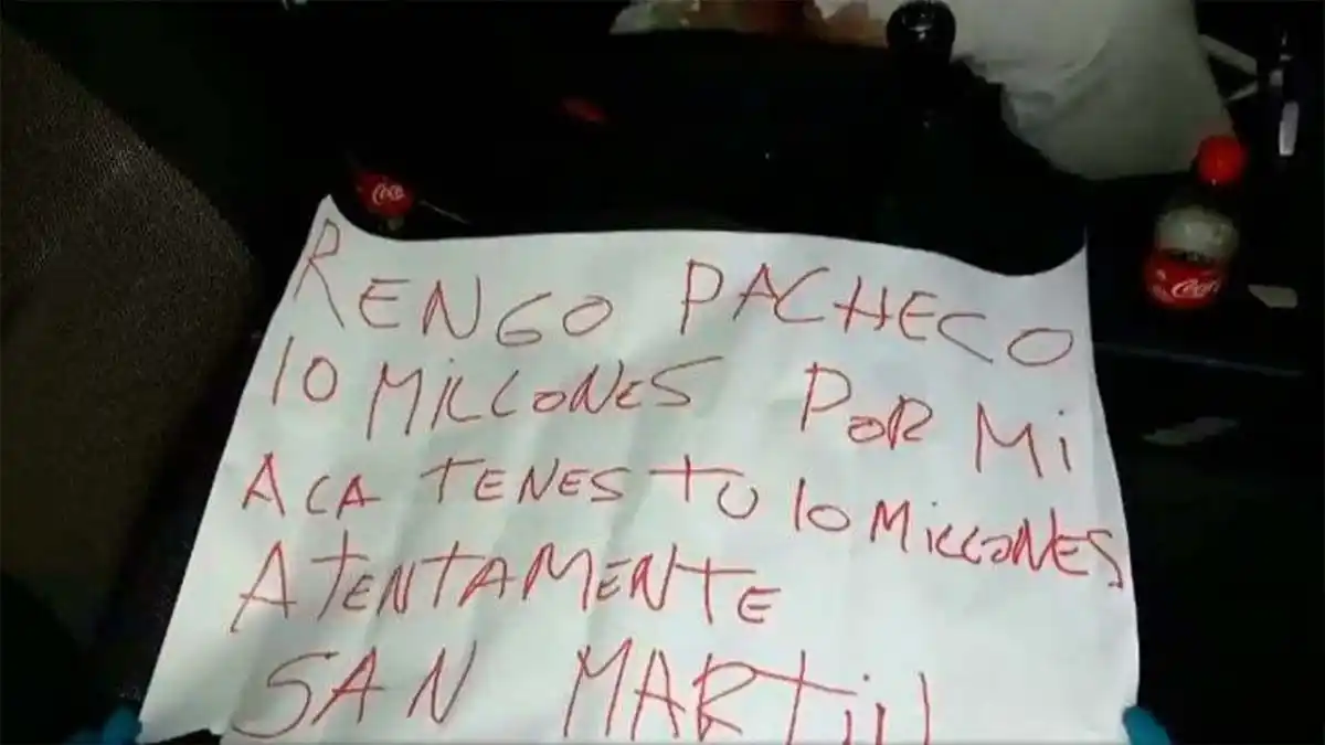 El mensaje mafioso apareció junto al cuerpo de policía asesinado.