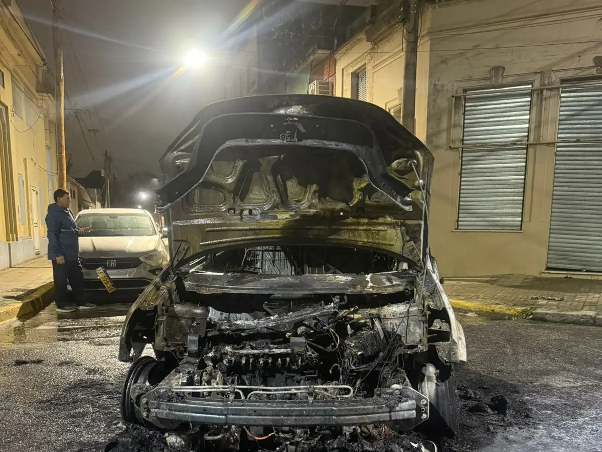 Un auto se incendió en la zona norte.