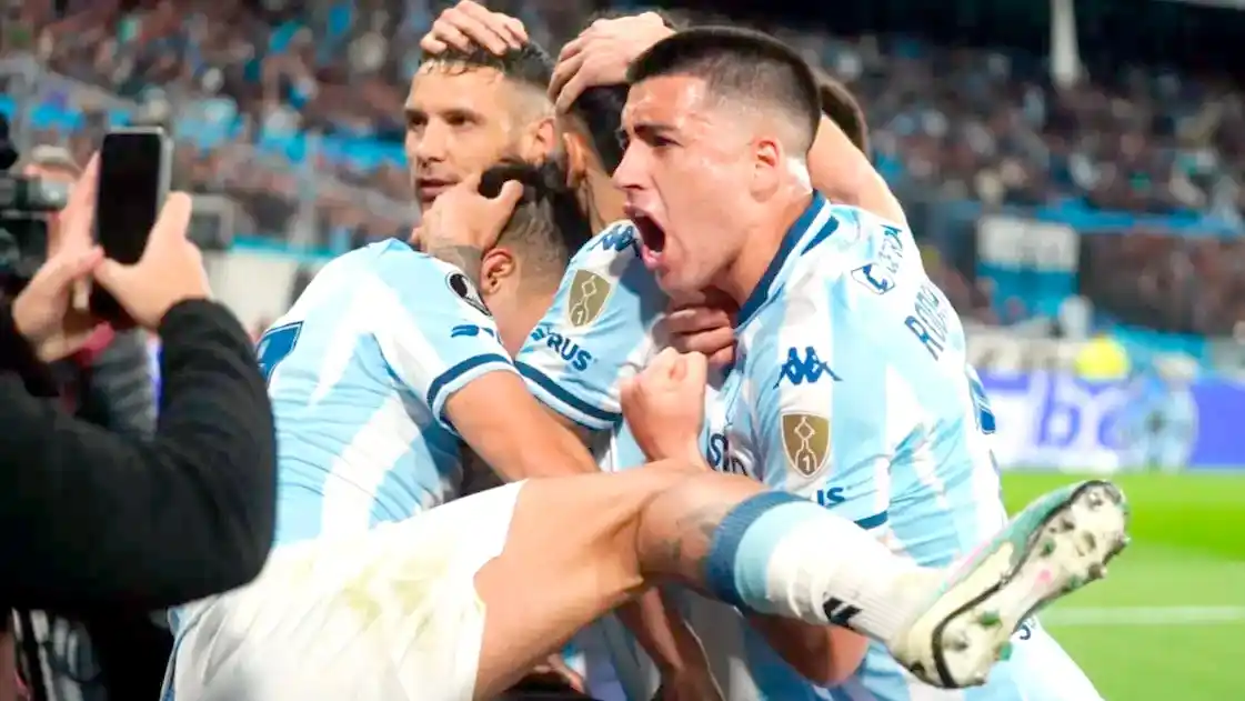 El equipo dirigido por Gustavo Costas festeja el gol que le dio el triunfo