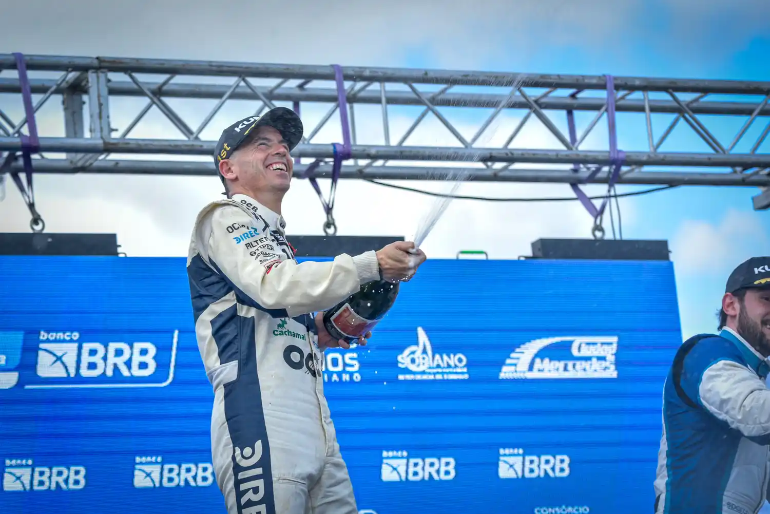 Leonel Pernía festeja su segundo triunfo en la categoría.