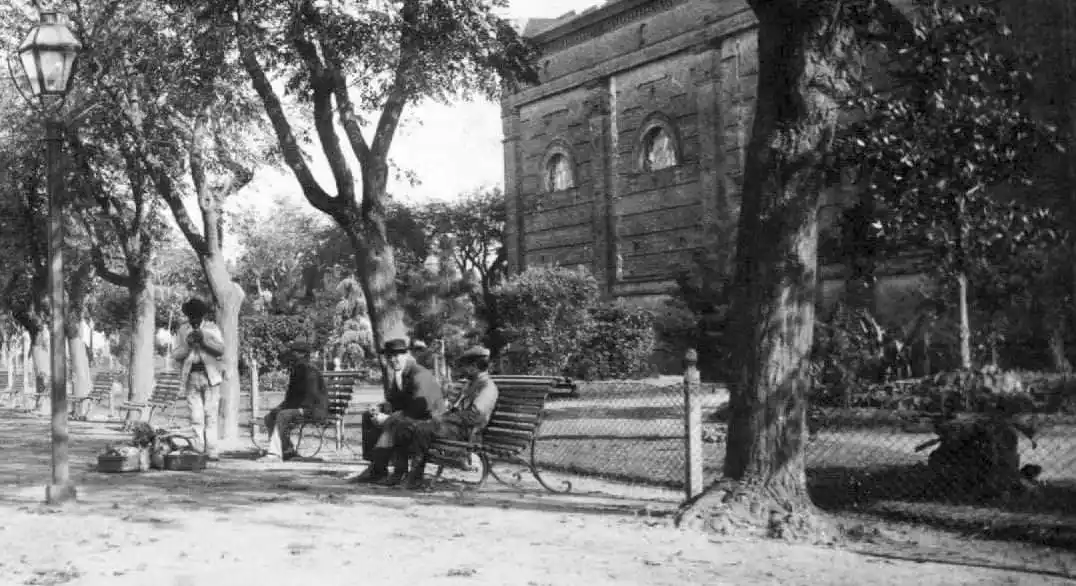 PLAZA CONSTITUCION ANTIGUA ALAMBRADA