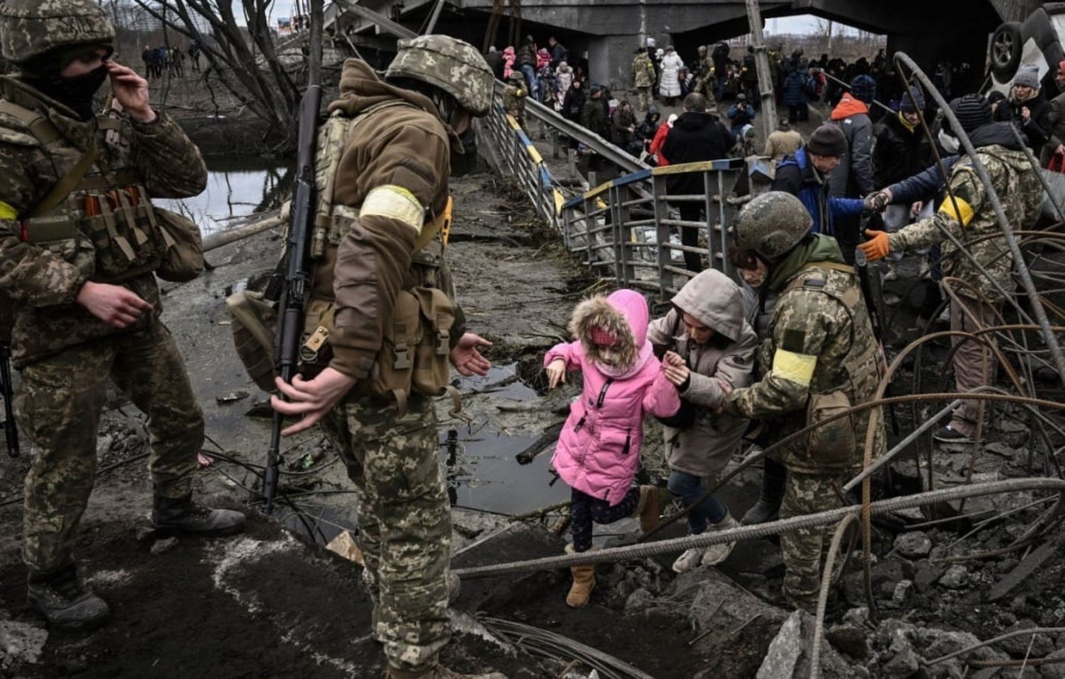 Muchos niños y niñas alrededor del mundo continúan viviendo en zonas de guerra o con graves necesidades humanitarias.