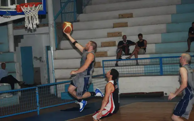 Básquet: Juventud ganó un amistoso con mucho por mejorar