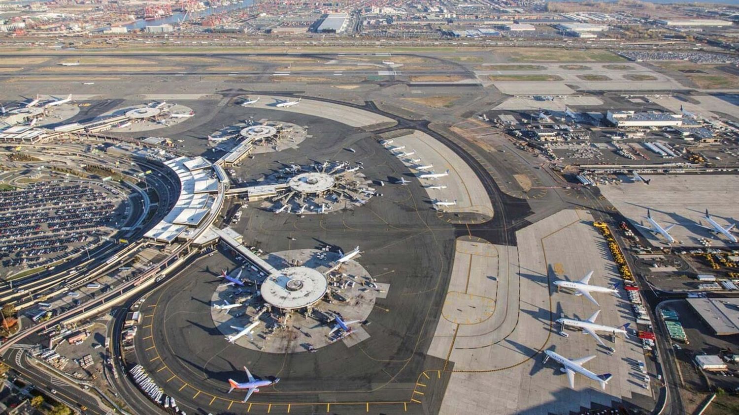 Newark en la mira de la FAA: plan para mitigar congestión incluye reducir vuelos y reunión clave