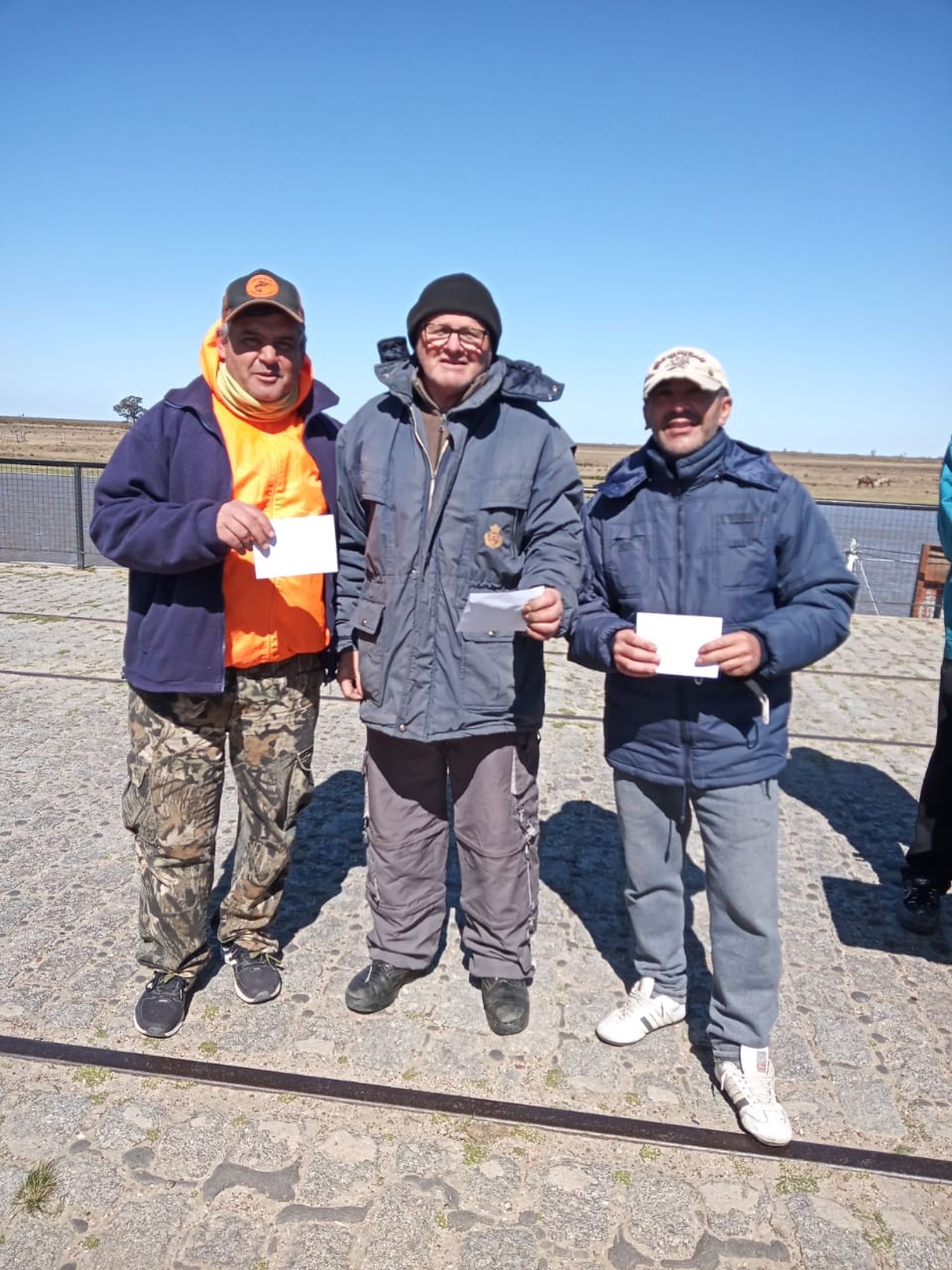 El podio de la séptima fecha de pesca deportiva. Julio Olivera (centro) en un final intenso pudo doblegar en ajustado final a Mario Muñoz y Juan Maye que ocuparon la segunda y tercera posiciones respectivamente.