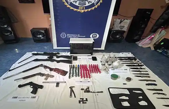 Diversos elementos, entre ellos una esvástica, fueron secuestrados durante el allanamiento.