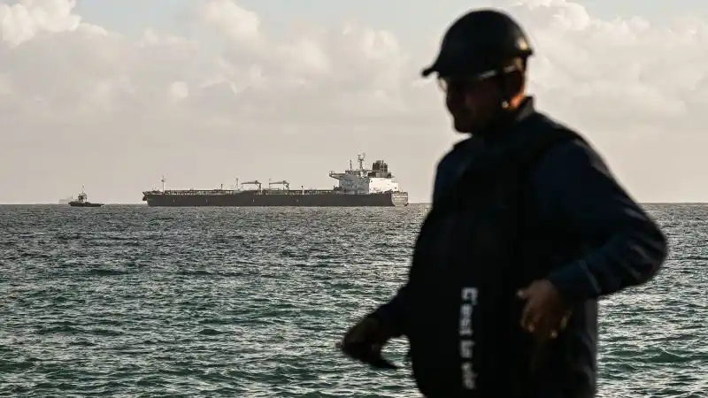 Ucrania atacó refinerías rusas tras la exención de sanciones de Estados Unidos al petróleo de Moscú