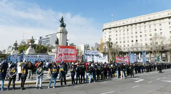 Corridas, gases lacrimógenos y un camión hidrante en la marcha de jubilados