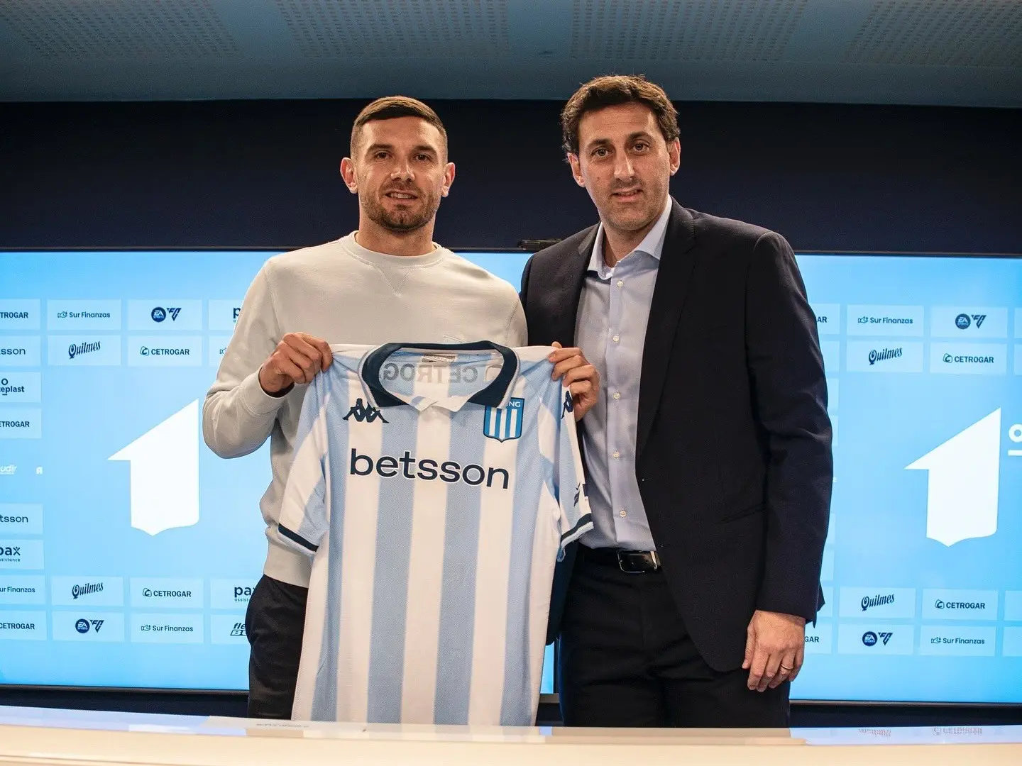 Maravilla y la foto junto al presidente de Racing, Diego Milito.