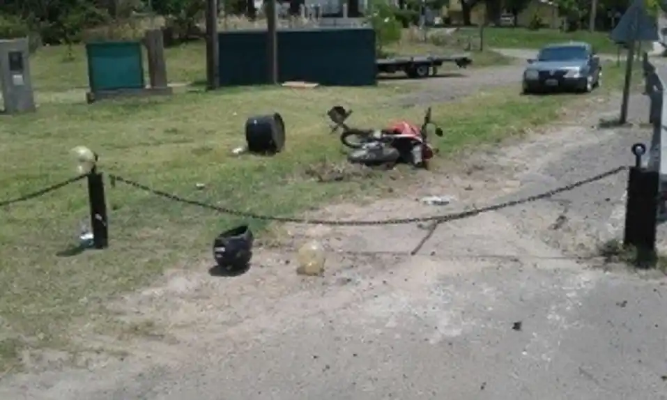 Colisionó con su motocicleta el guardarrail