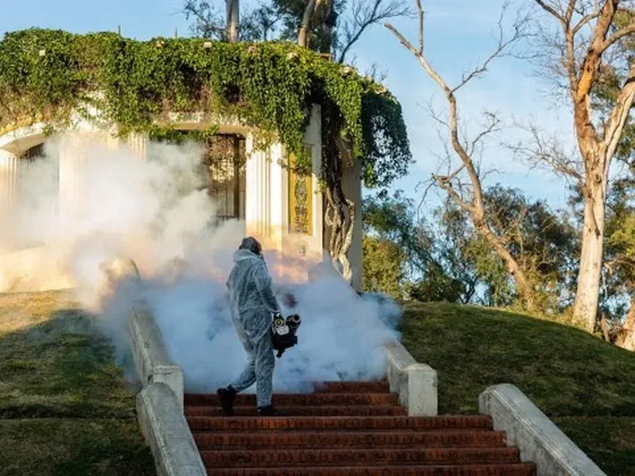 Personal de la Dirección de Vectores municipal trabaja en plazas, parques y espacios públicos para reducir la presencia de mosquitos culex. Foto: Municipalidad de Rosario