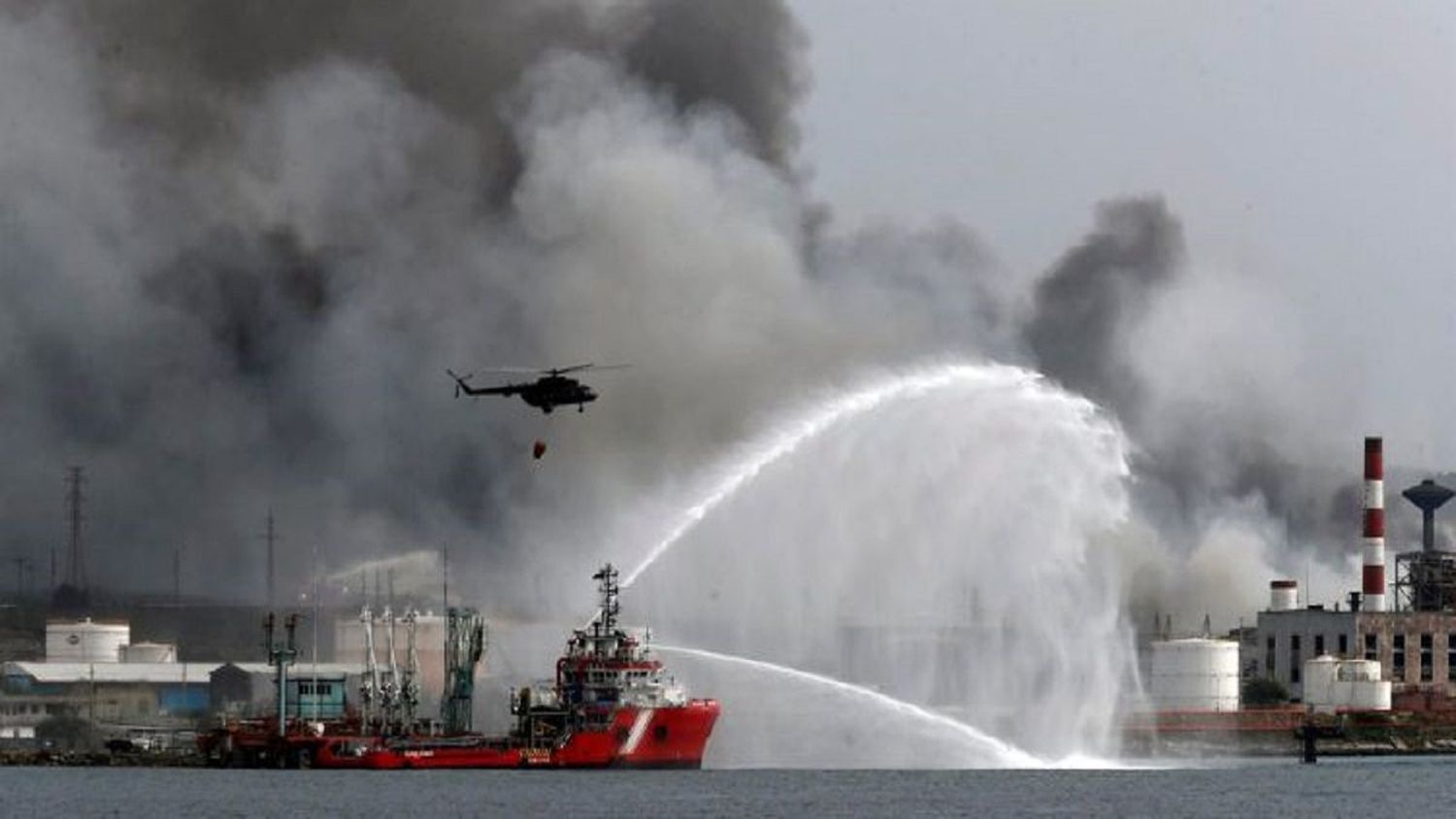 CONTROLADO PARTE DEL INCENDIO de tanques de combustible en Cuba
