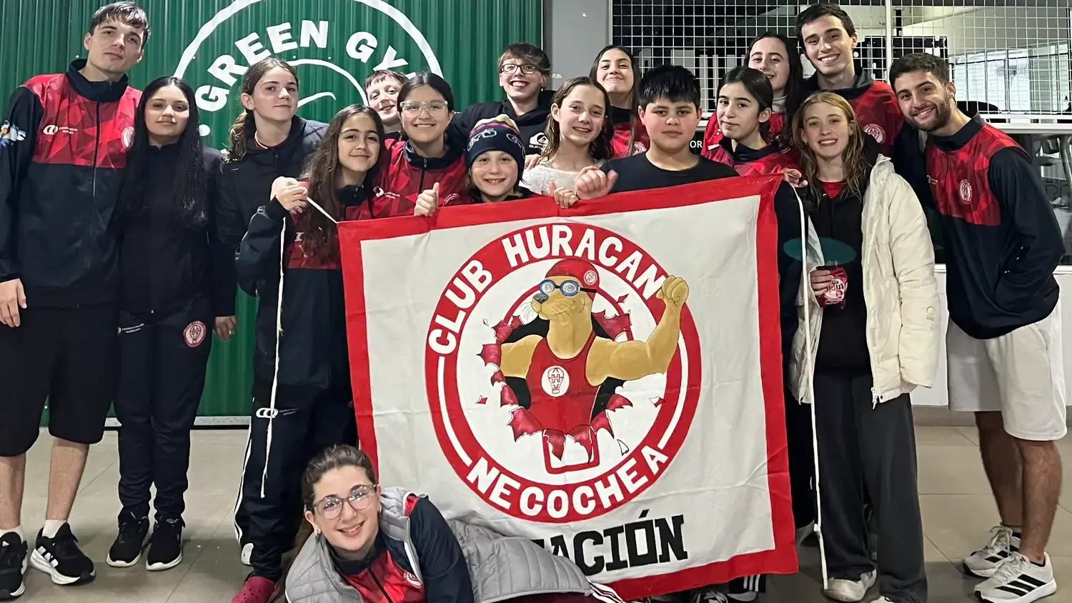 La delegación del Club Huracán, de gran paso por el torneo de natación en Kimberley