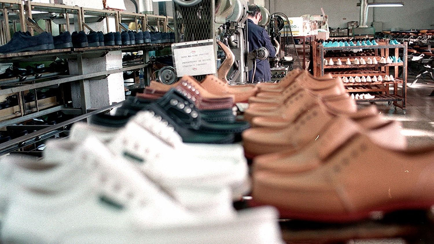 Las ventas minoristas cayeron 8% en diciembre y en el año acumularon una baja de 21,4%