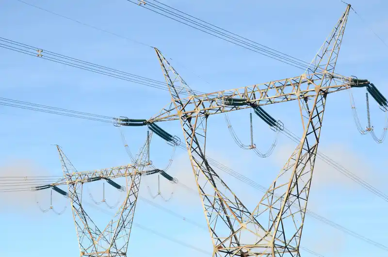 Torres de alta tensión, símbolo de la infraestructura clave en el proceso de modernización del sistema eléctrico argentino.