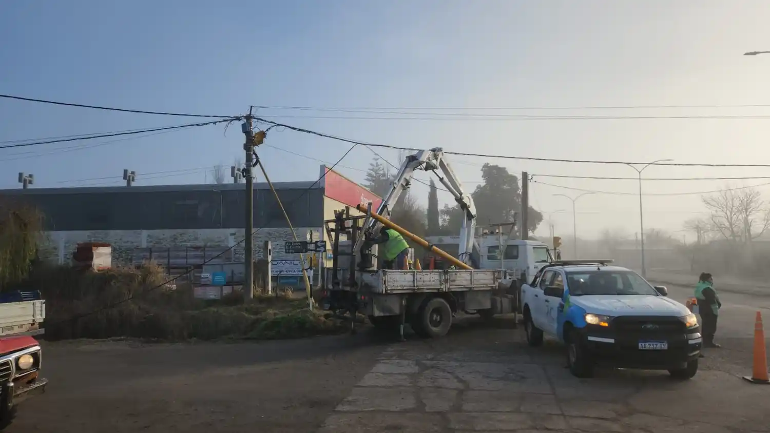 Caos en Bv. Lehmann y Cerdán: cable bajo provocó daños y complicaciones en el tránsito - 6