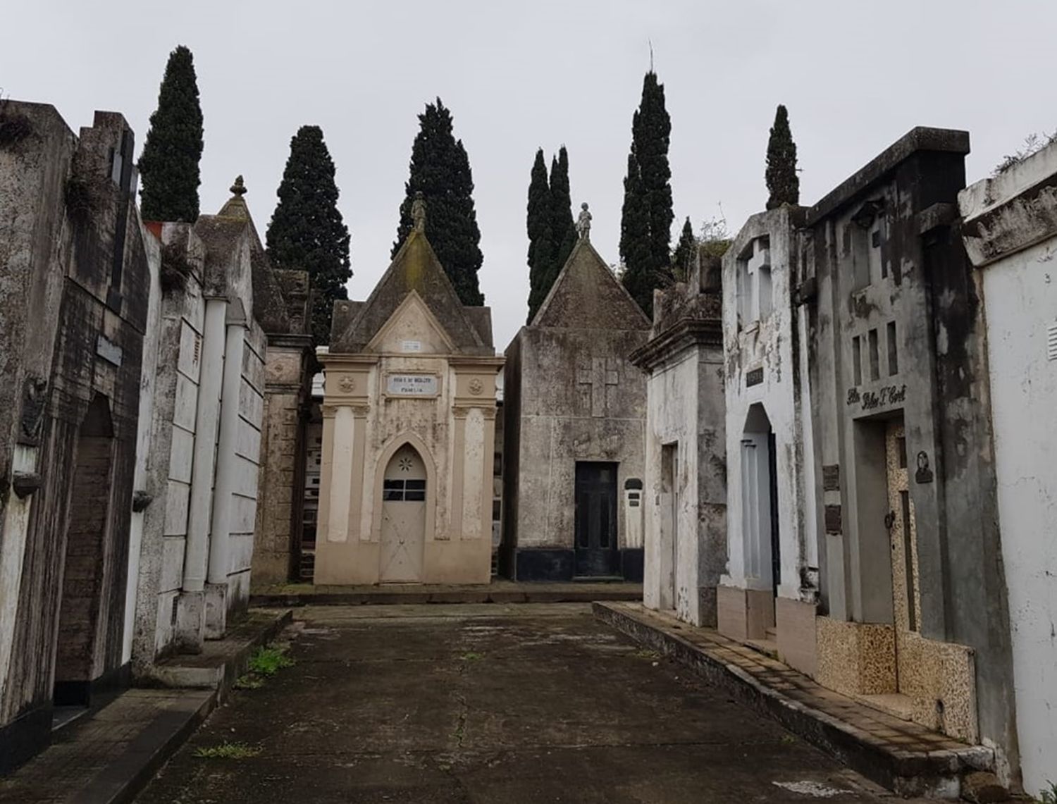 Otra vez, robaron en el cementerio: se llevaron placas de bronce y candelabros de una bóveda