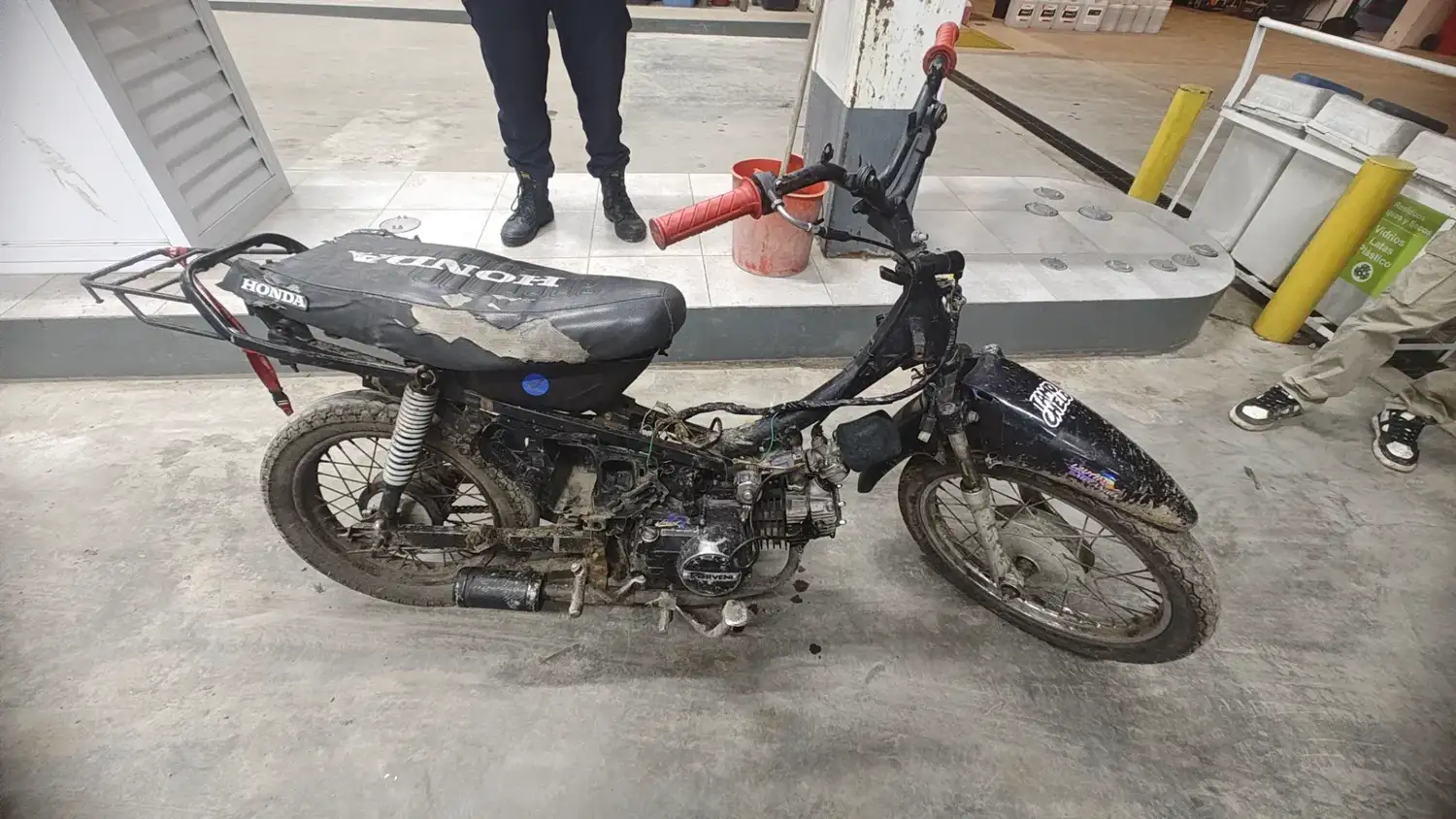 Un chico de 18 años y un menor circulaban en una moto adulterada: los atraparon mientras cargaban nafta