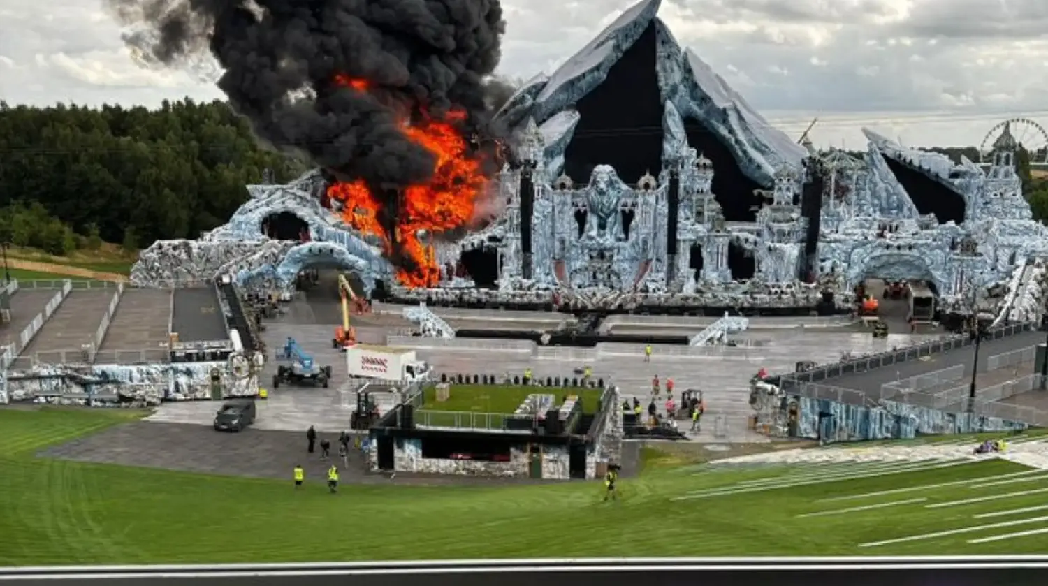 El escenario principal visiblemente afectado por el incendio.