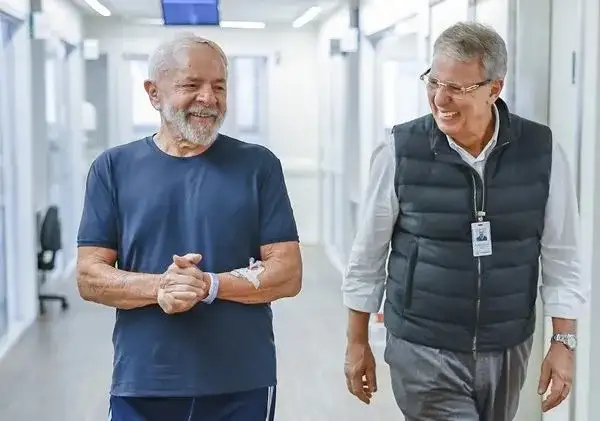 Lula da Silva, con su neurocirujano en el Hospital Sirio-Libanés de Sao Paulo.