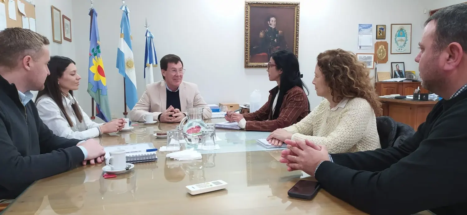 En Dorrego Chalde firmó los convenios con Andrea Cáceres, directora ejecutiva del Organismo Provincial de la Niñez y Adolescencia