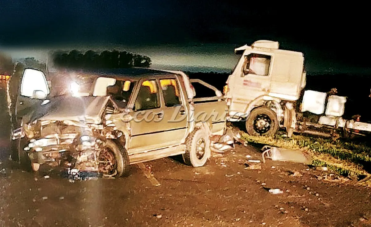 Choque frontal entre un camión y una camioneta, en la ruta 86