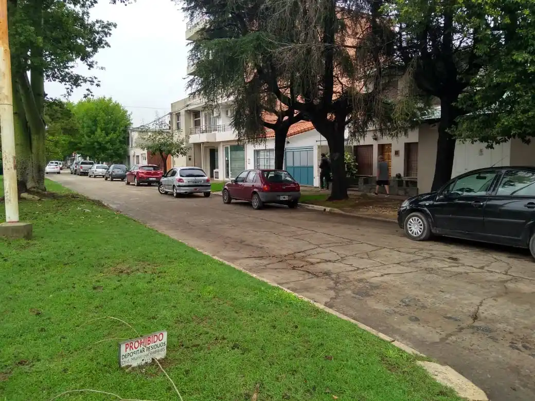 Robaron un auto que estaba estacionado en una avenida