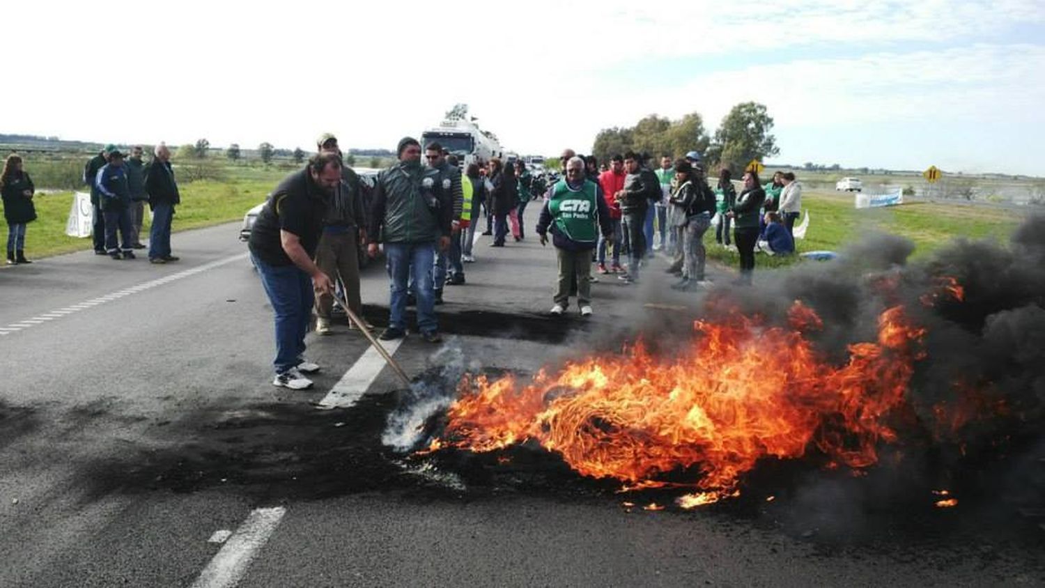 Corte en Ruta 9 altura San Pedro: Municipales reclaman pago de sueldos