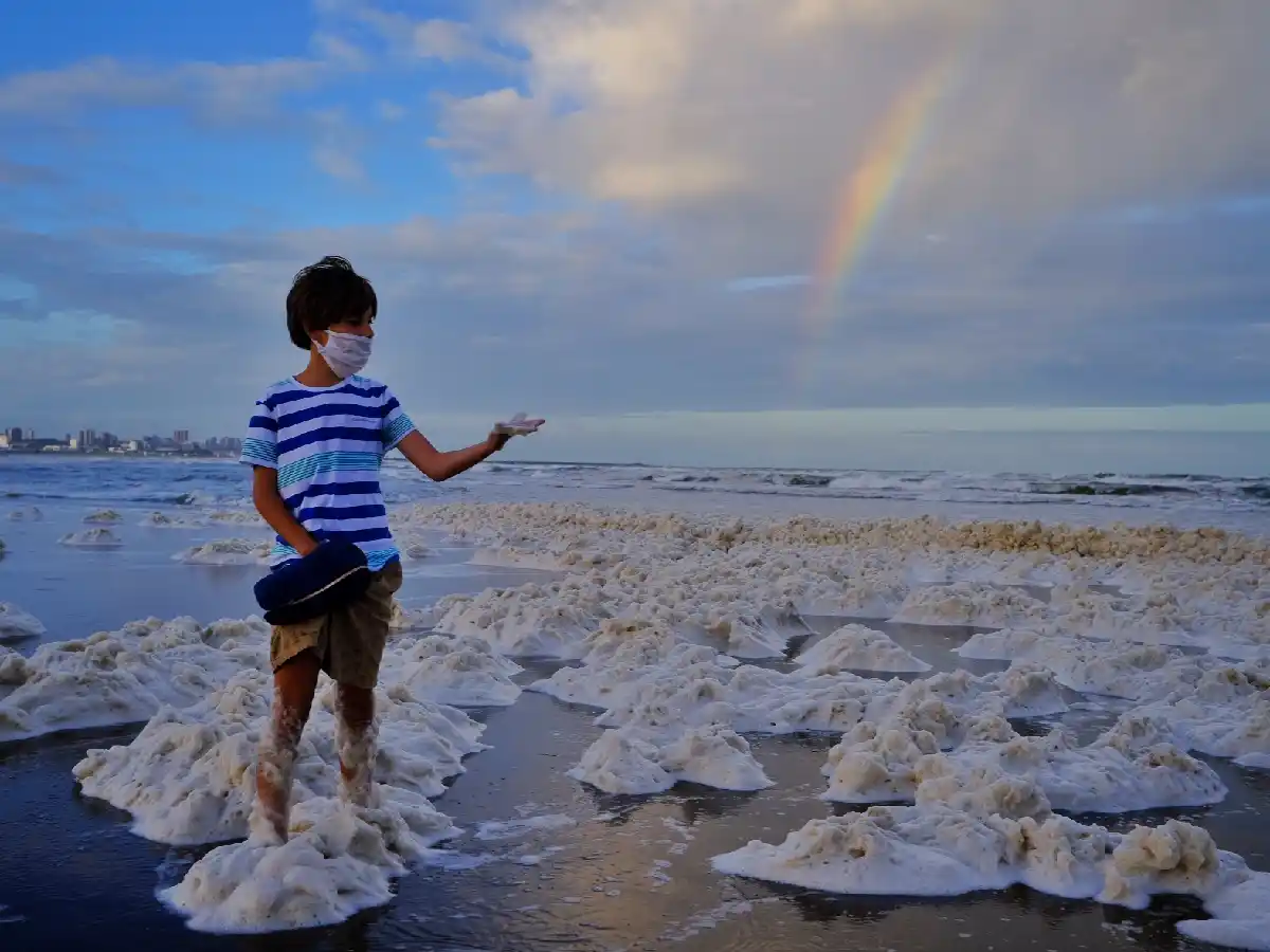 Las playas de Mar del Plata se cubrieron con una densa espuma marina